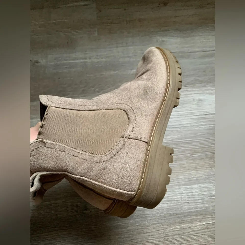 Cliffs Booties Chelsea Boots Tan Nude Beige Comfy Boots Size 7 M - Image 5