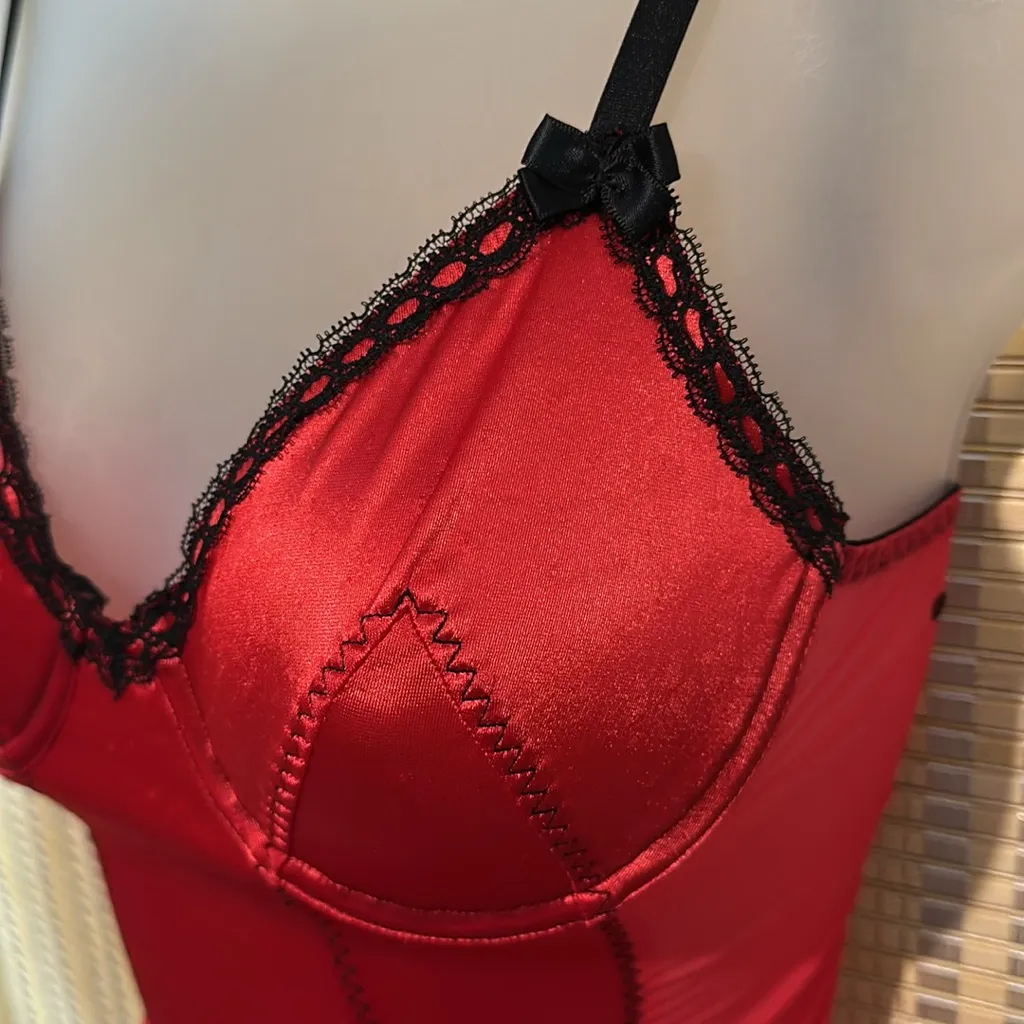 Victoria's Secret Bright Red Camisole Teddy Underwire Black Trim Garters 34B - Image 9