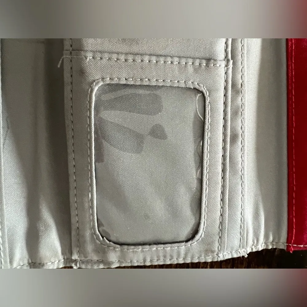 Baggallini  | woman’s wristlet/wallet - Image 13