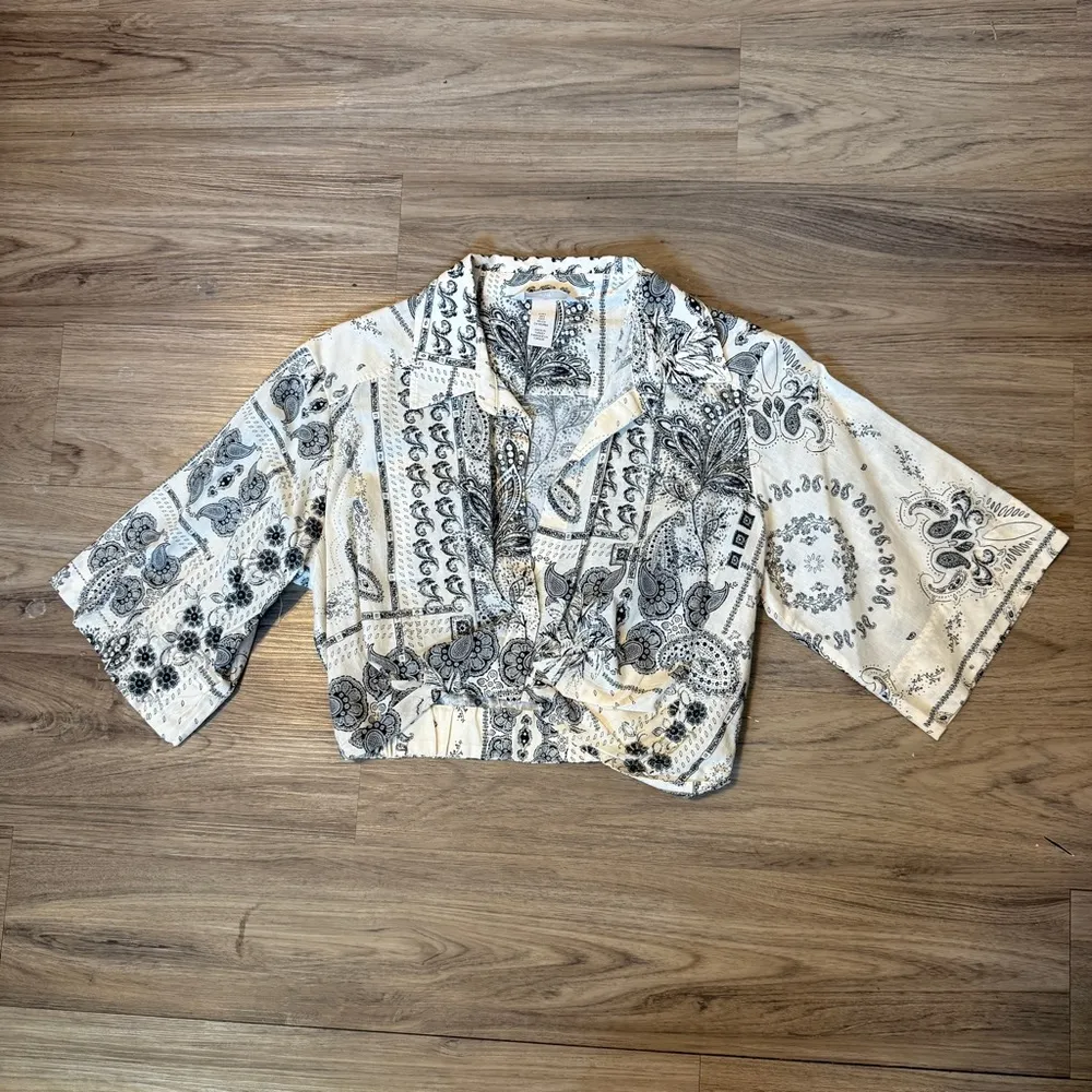 H&M Resort Collared Print Cropped Shirt Size Small - Image 2