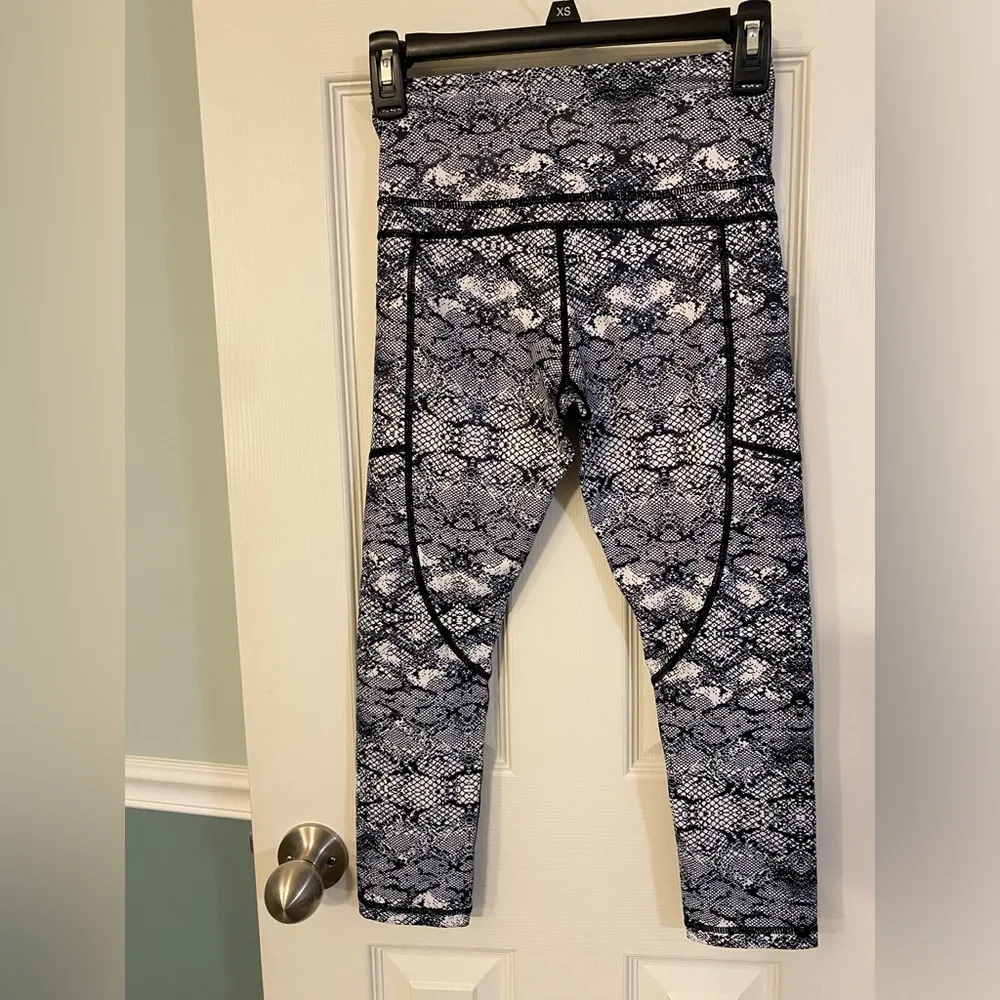 ZYIA | Black & White Capri Yoga Pants, Size XS - Image 4