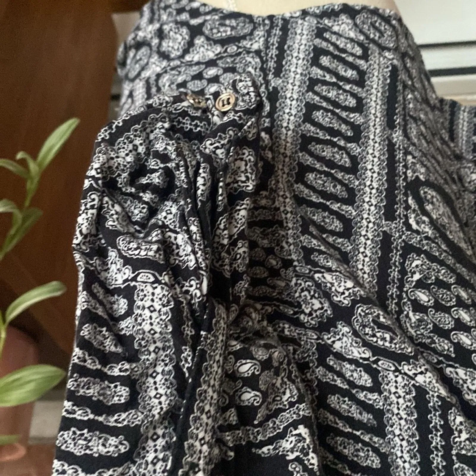 Atmosphere Black and White 3/4 Sleeve V Neck Shirt Size 2 - Image 4