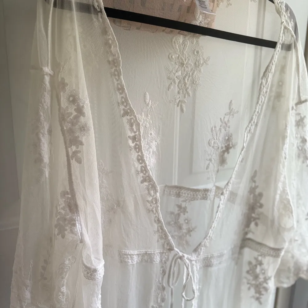 Elegant White Lace Robe/Kimono Size M - Image 2