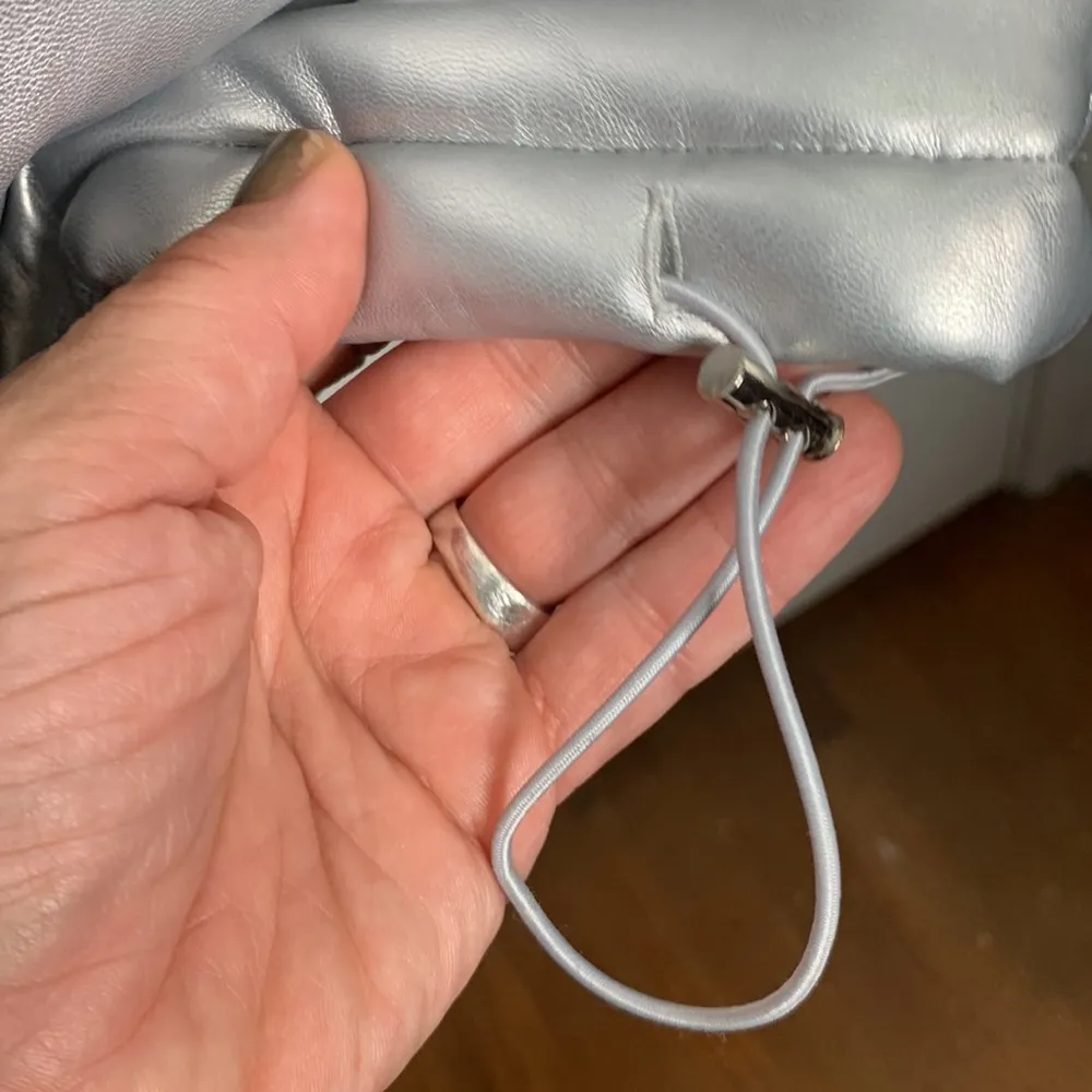 PrettyLittleThing Metallic Silver Unisex Extreme Oversized Puffer Coat Sz Large - Image 8