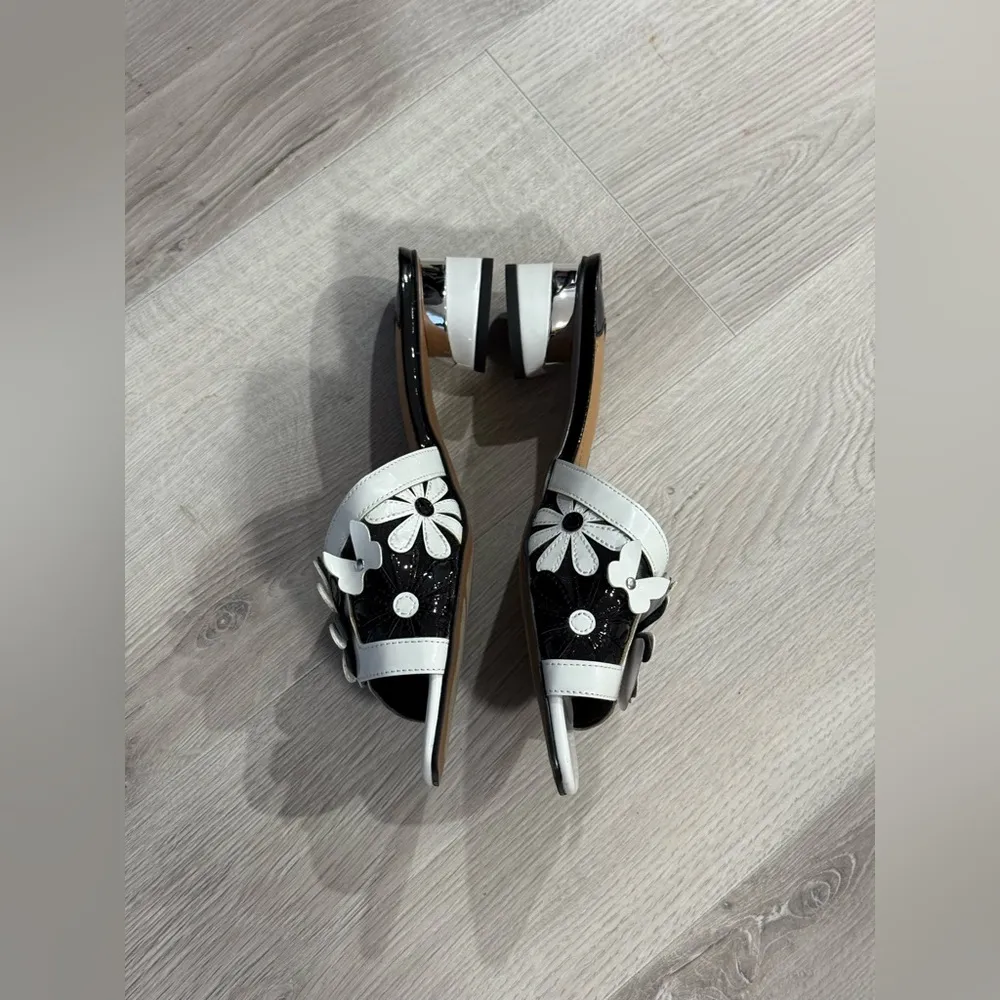J.Renee Women’s Davina Black & White Patent/ Mesh Floral Sandals Size 8.5 - Image 5