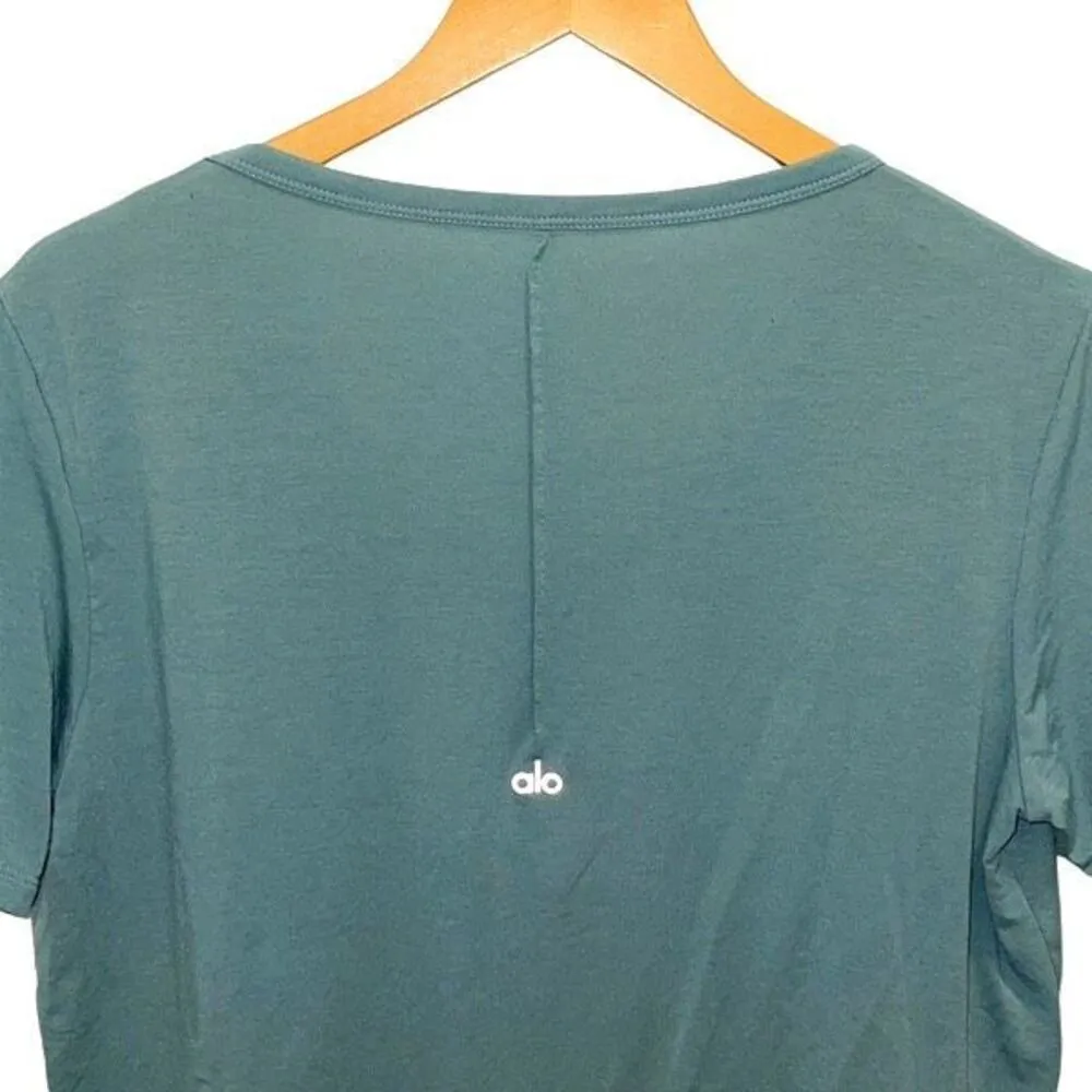 ALO Yoga Women's Green V-Neck Oversized Motion T-Shirt No Tag - Image 4