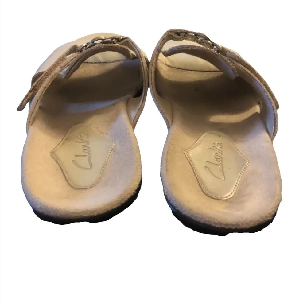 Clarks Cream Leather Classic Summer Slide Sandal W/Chain Detail Size 9M  2” Heel - Image 4