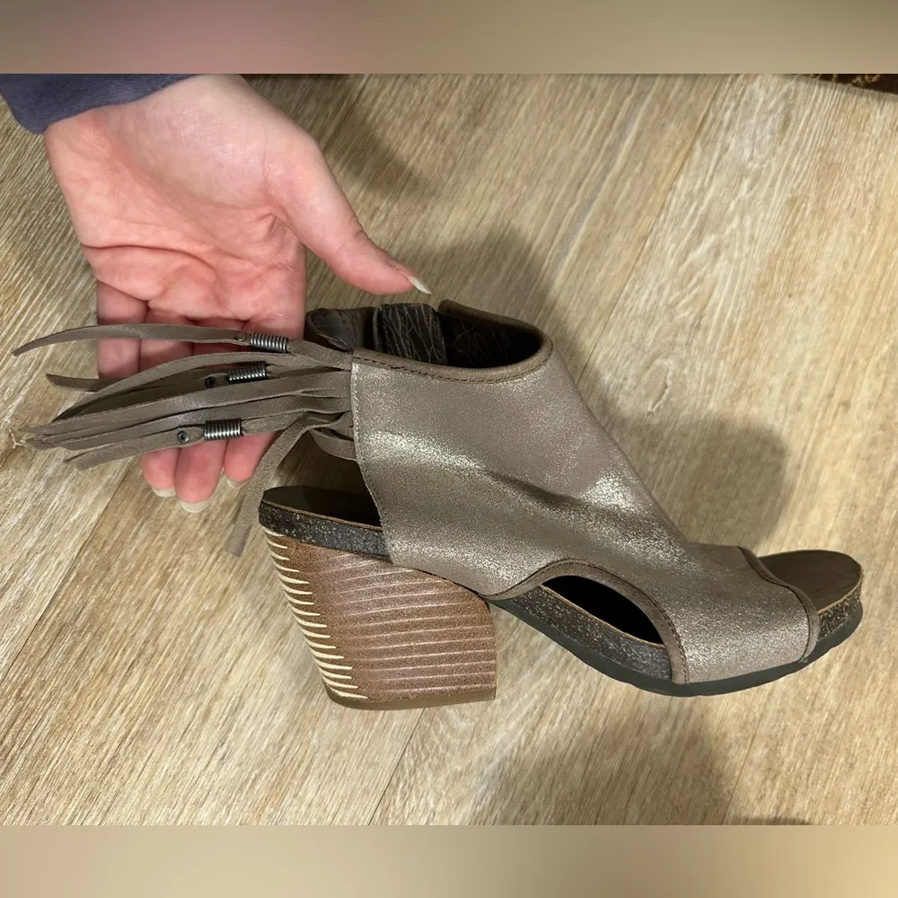 Women's Heels Free Spirit Metallic Taupe Open Toe Tassel Suede Fringe - Image 5