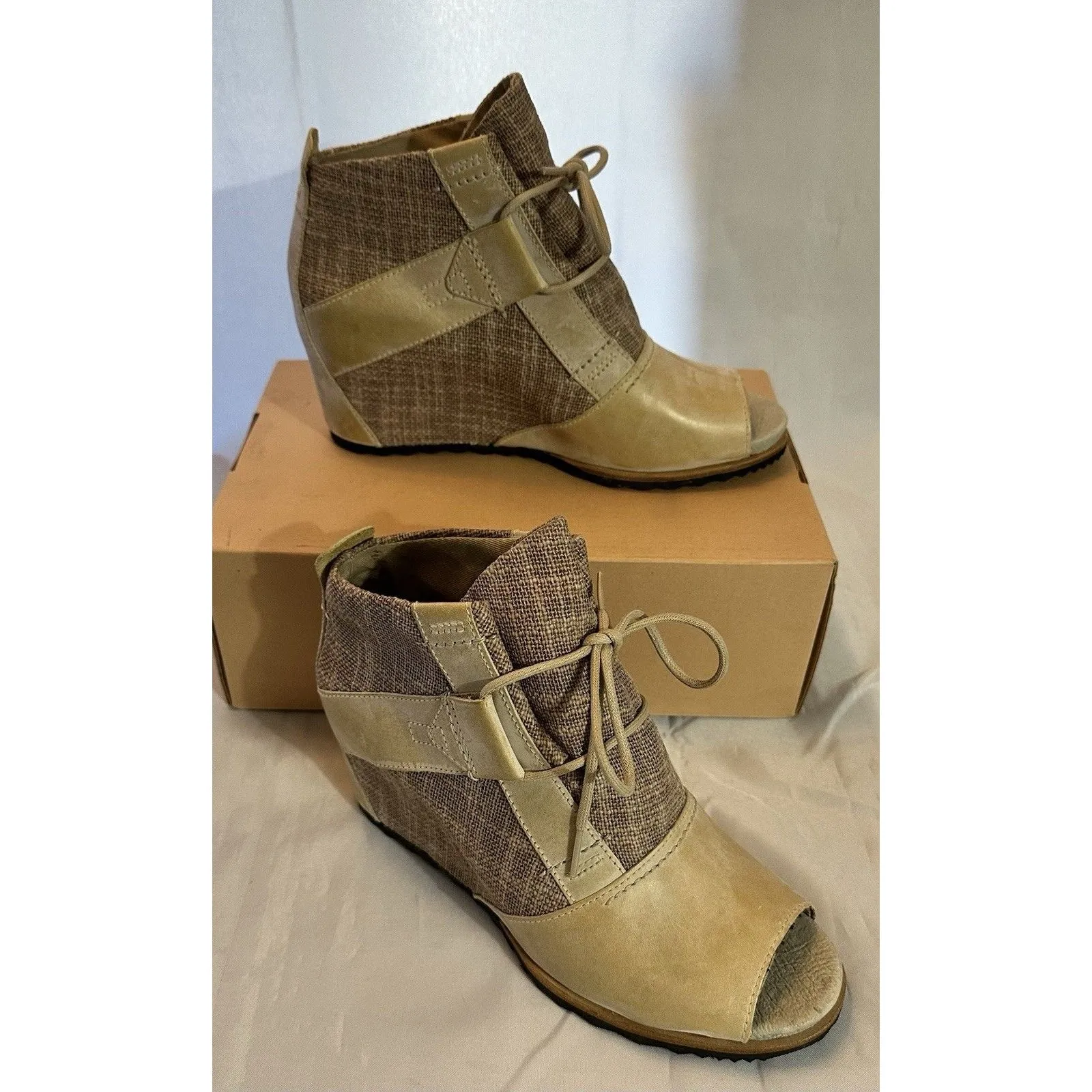 Sorel Joanie Beige Canvas Leather Wedge Heel Lace Up Bootie Sandal Peep Toe Sz 9 - Image 2