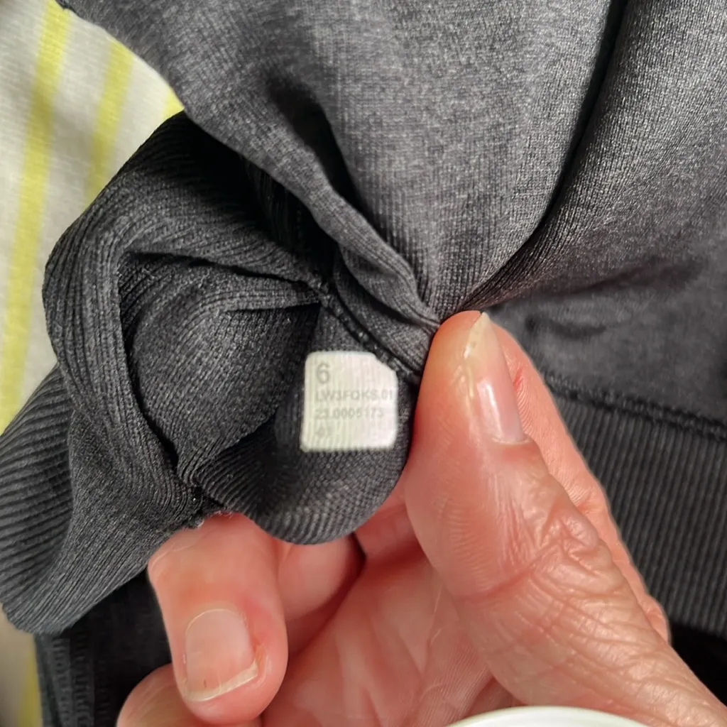 Lululemon ribbed gray cropped long sleeve top built in bra size 6 - Image 6