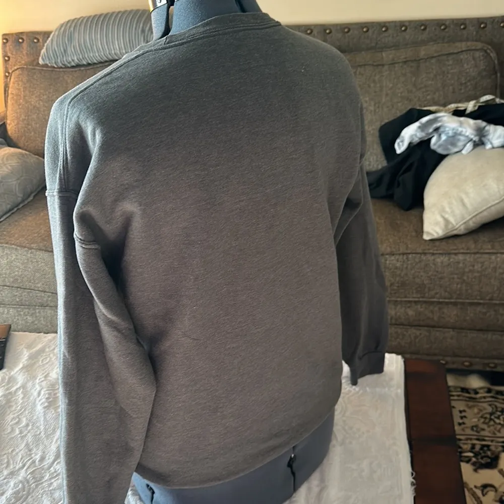 Ladies sweatshirt Sz L “ One Love, One God, One Family “ - Image 4