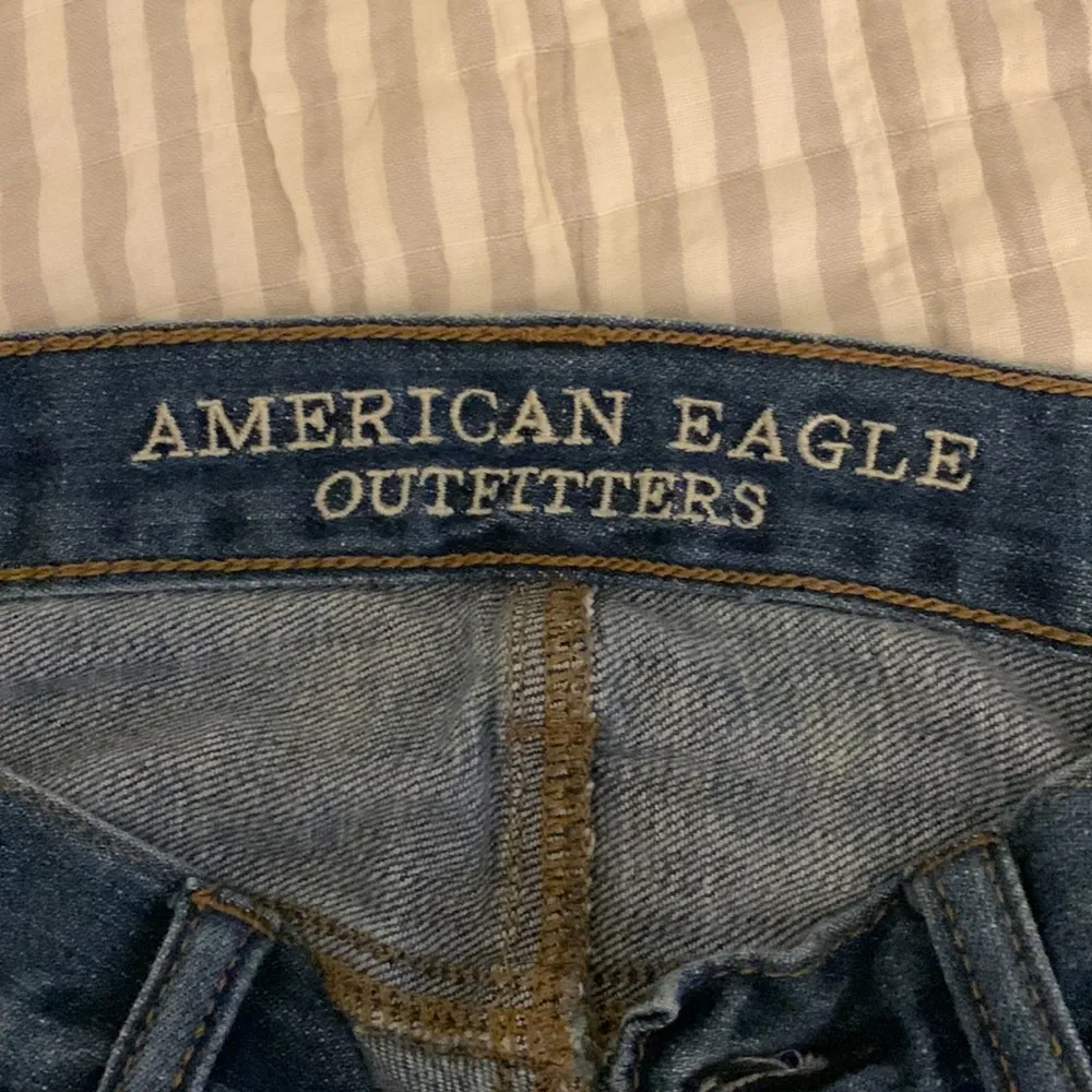 American Eagle Outfitters Vintage High-Rise Distressed Blue Jeans - Image 4