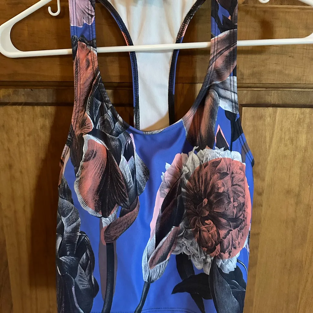 Kortni Jeane swimsuit top! Blue Hawaiian floral racer back top womens size small - Image 5