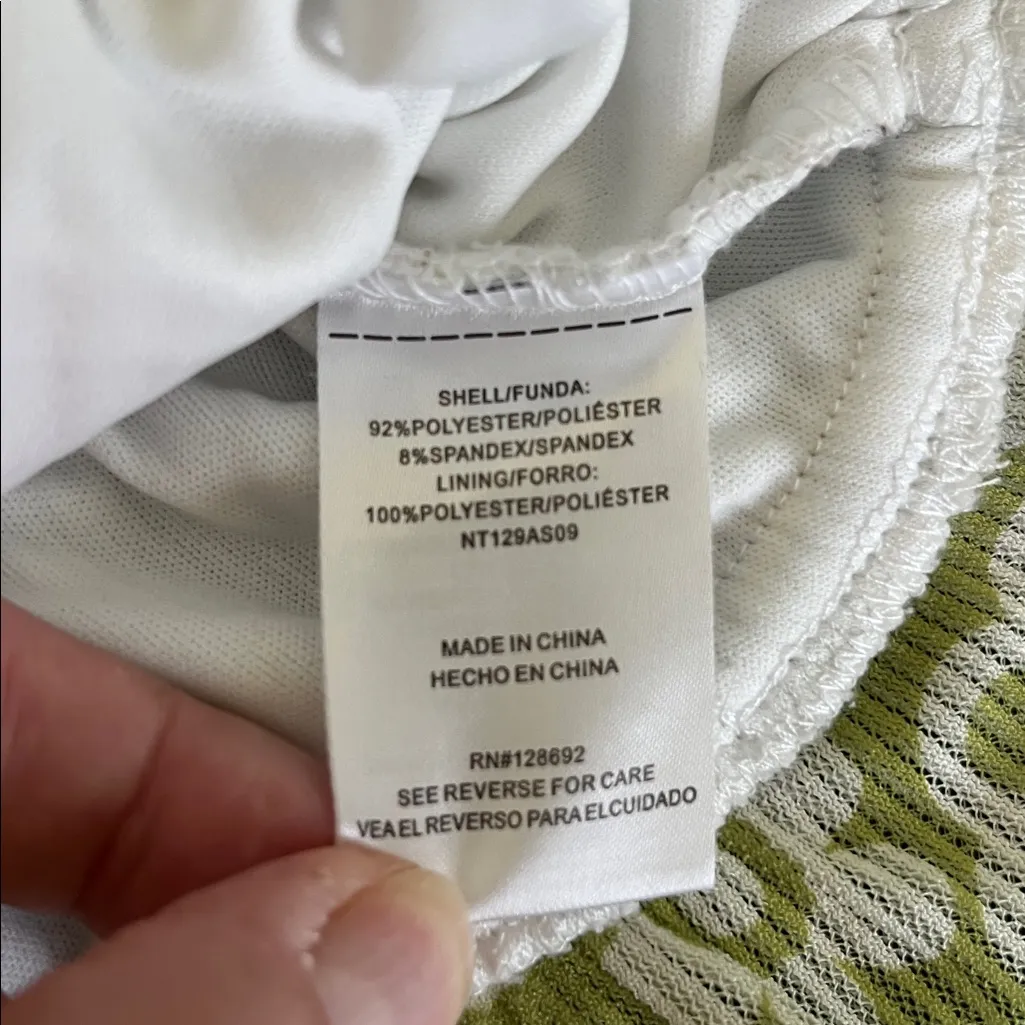 Madden NYC Juniors’ Cropped Keyhole Top with Long Sleeves White Size undefined - Image 5