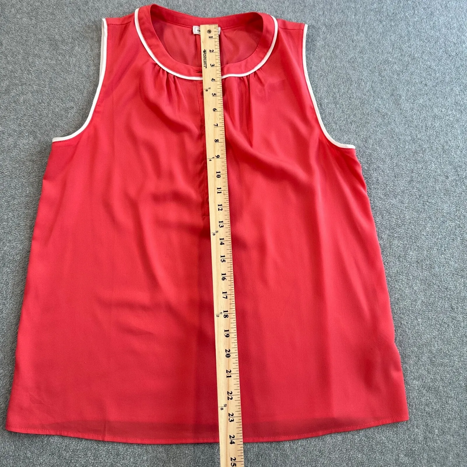 Court & Rowe Coral Pink Sleeveless Blouse Women's Medium Button White Trim Crepe - Image 4