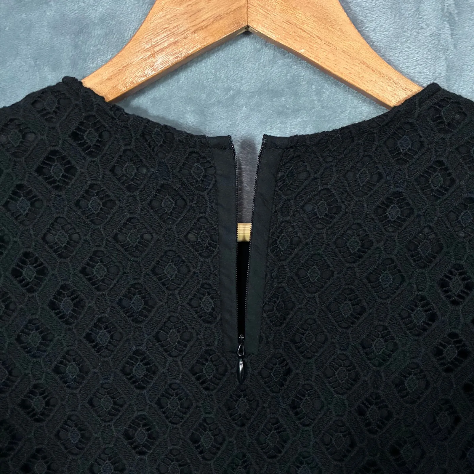 J McLaughlin Black Lace Overlay Long Sleeve Zipper Back Top Women's Size Medium - Image 5