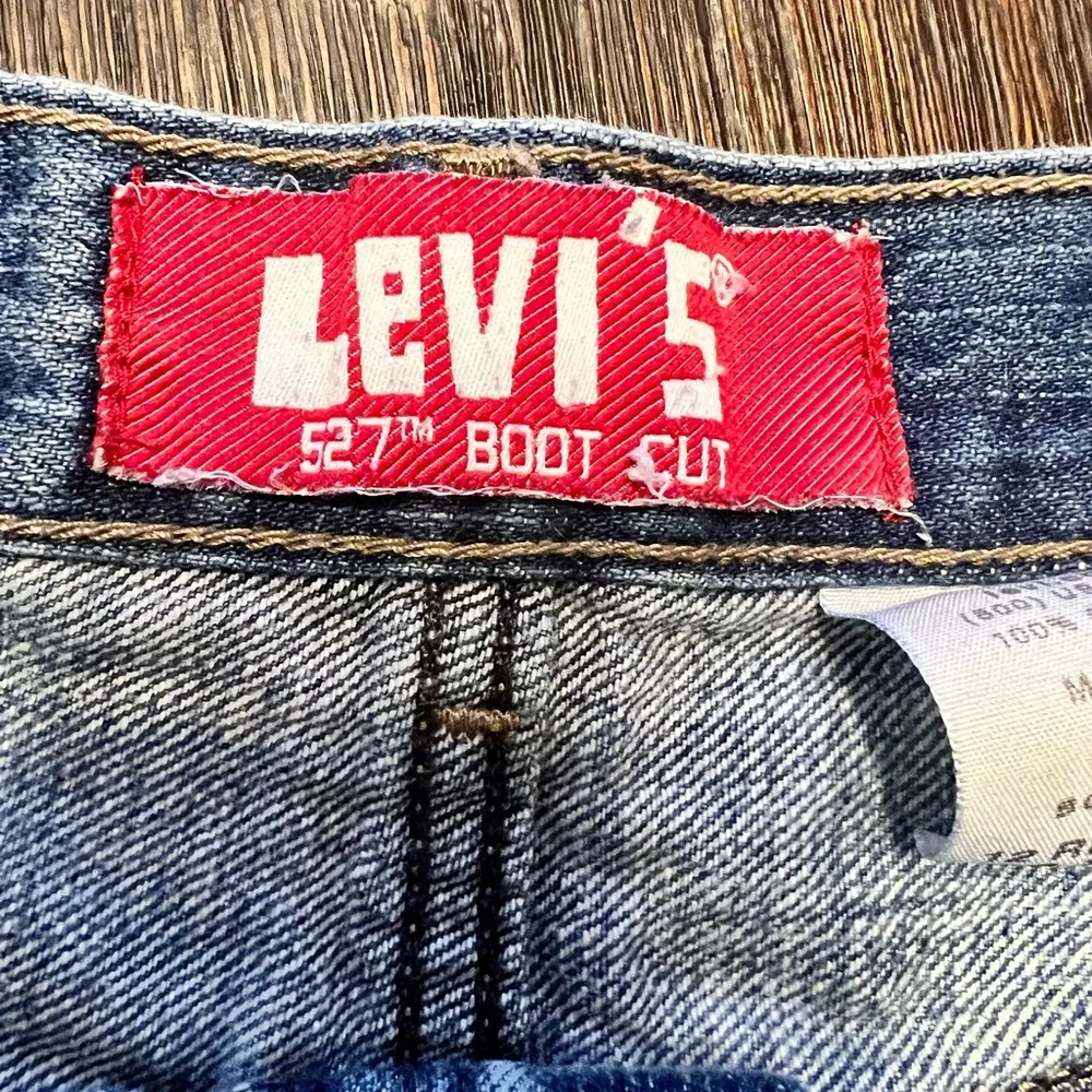 LEVI’s Painted Denim Shorts size 26 Waist - Image 3