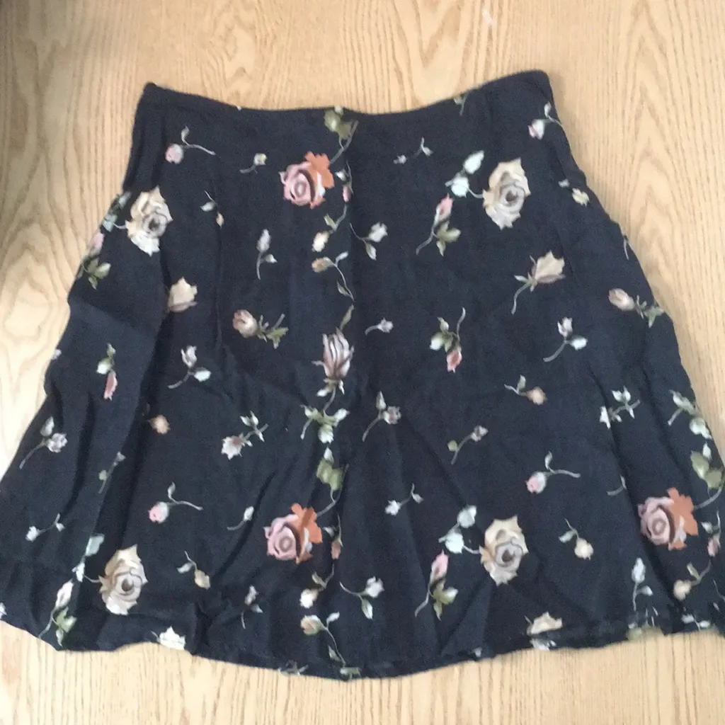 2 Womens Mini Skirts Animal Print/Floral Dressy Casual Black Cream Size Small - Image 4