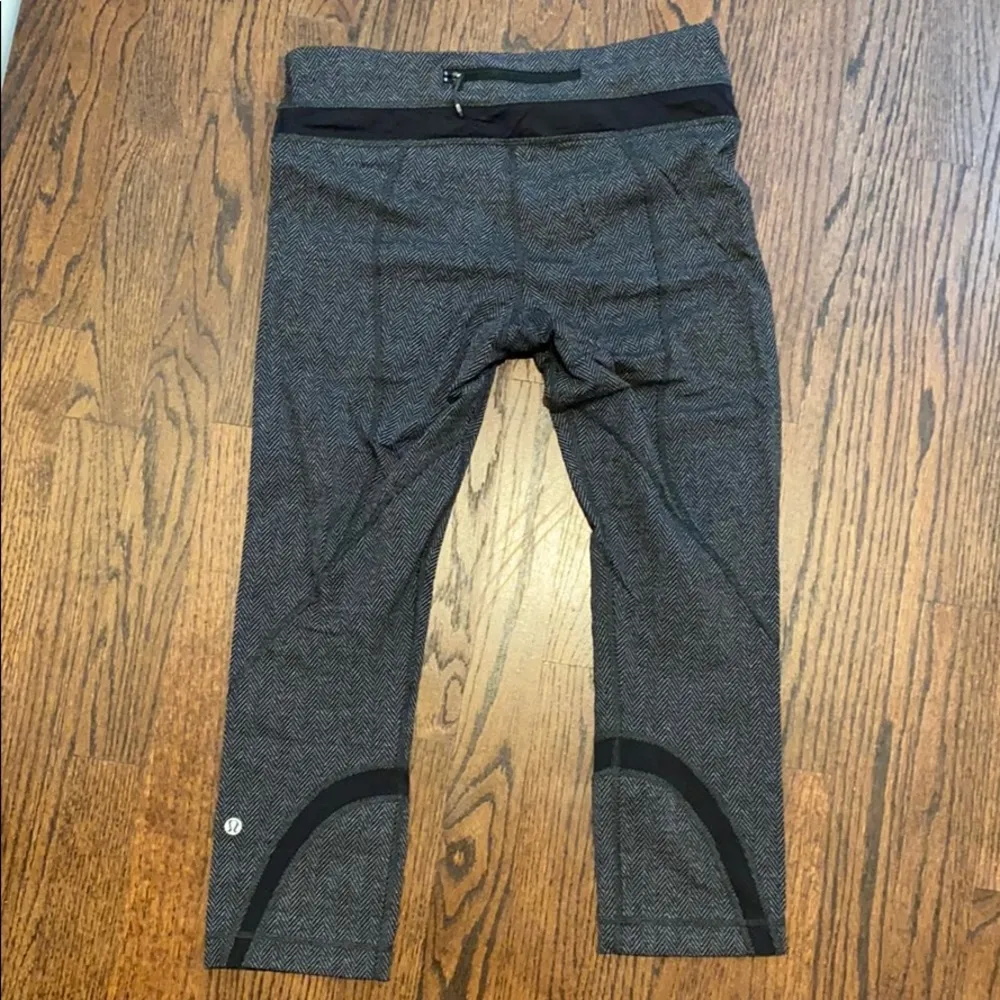 Lululemon crop with back pocket zipper and elastic - Image 2