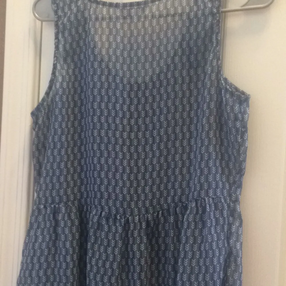 FINAL MARKDOWN LADIES sheer charming Charlie top medium - Image 4