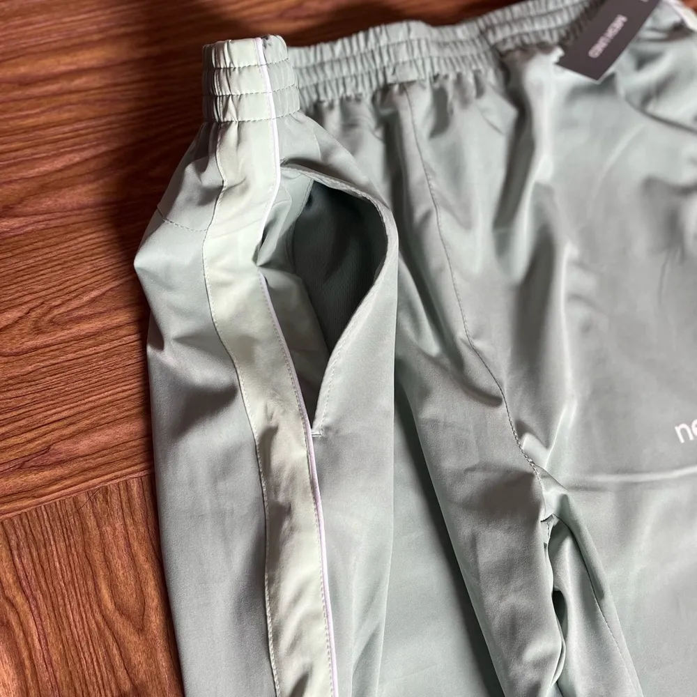 New Balance woman's sports Joggers with zips at bottom Size Large - Image 9