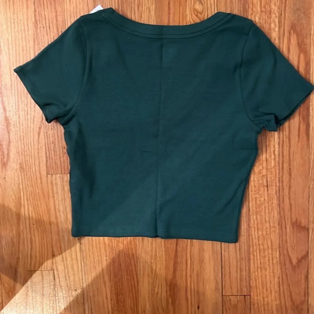 NWT HOLLISTER CROPPED TEE - Image 3