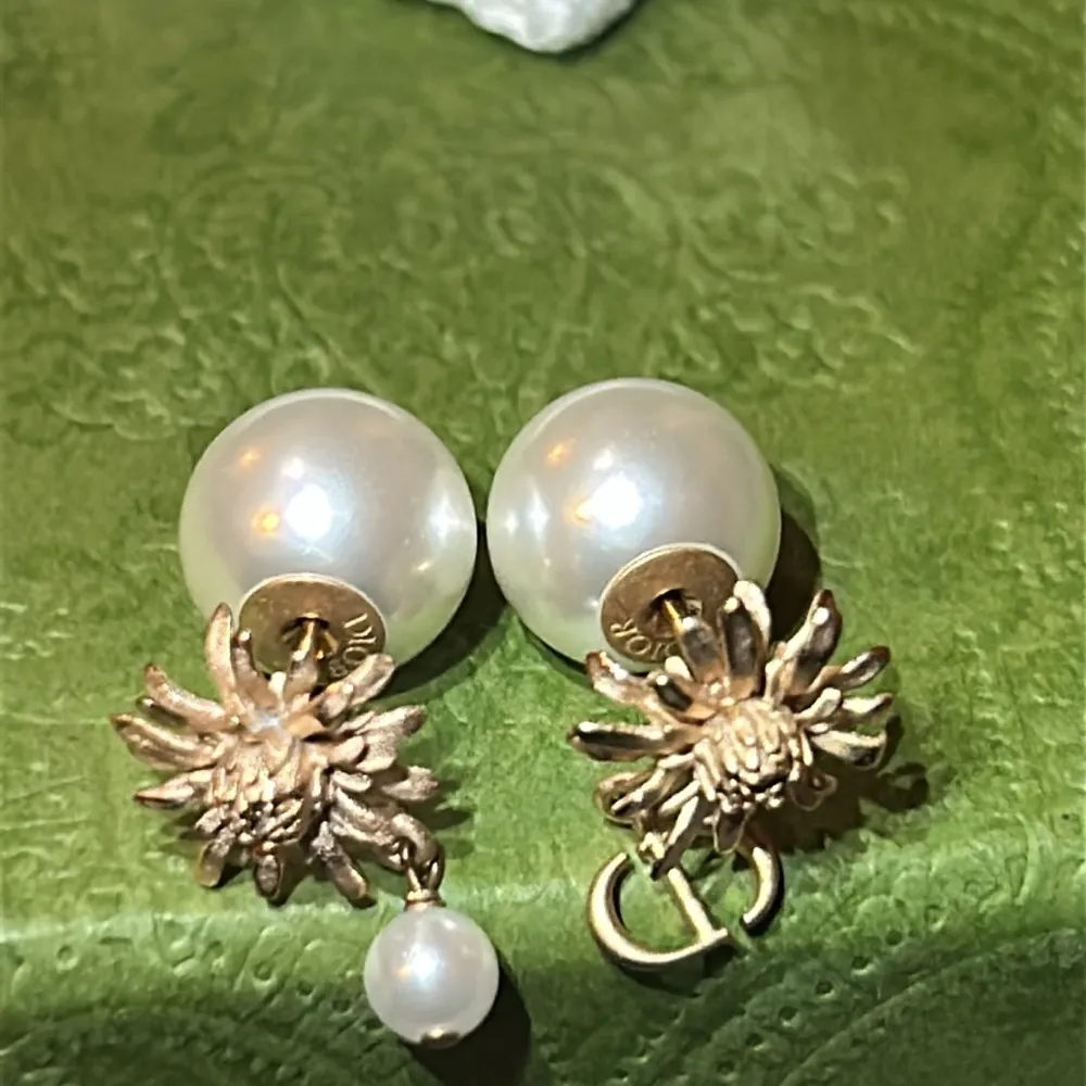 DIOR TRIBALES Earrings Matte Pink-Finish Metal and White Resin Pearls - Image 3