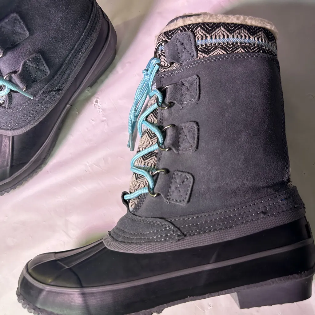 Khombu Women's Winter Boots with Blue Laces - Image 10