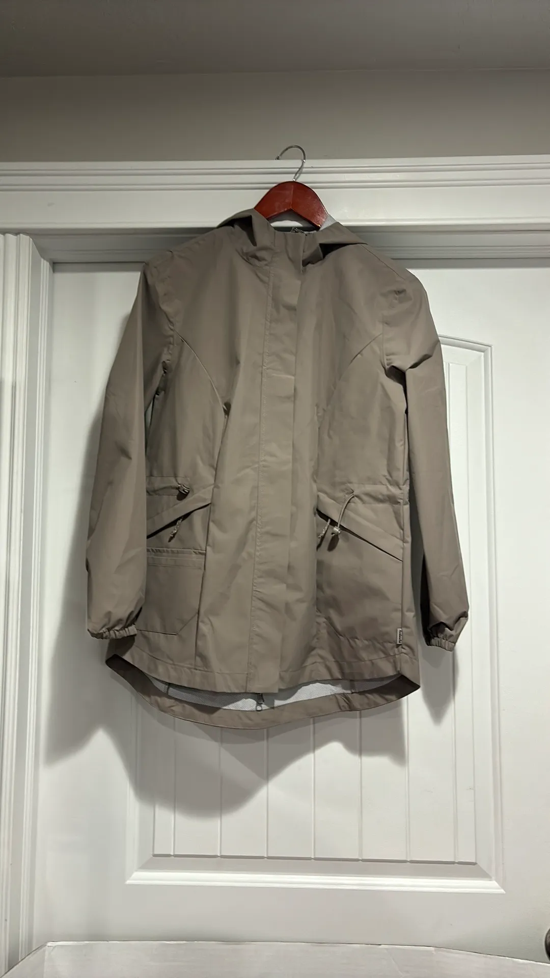 NWT  Women's Lightweight Ripstop Rain Jacket with Pockets Size Small .  Driftwood color . - Image 3
