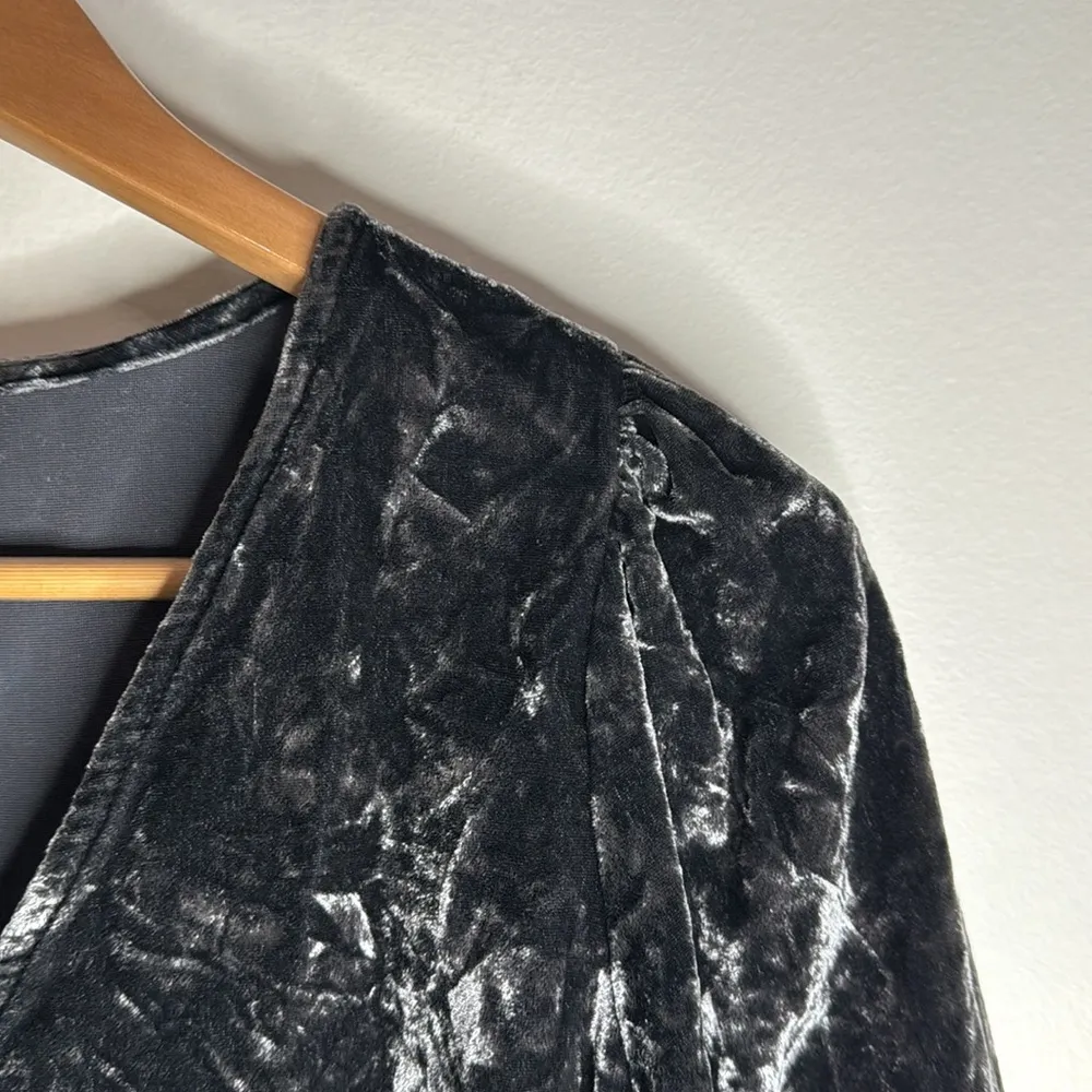 LOFT Dark Gray Velvet V-neck 1/2 sleeve popover Top Size S - Image 4