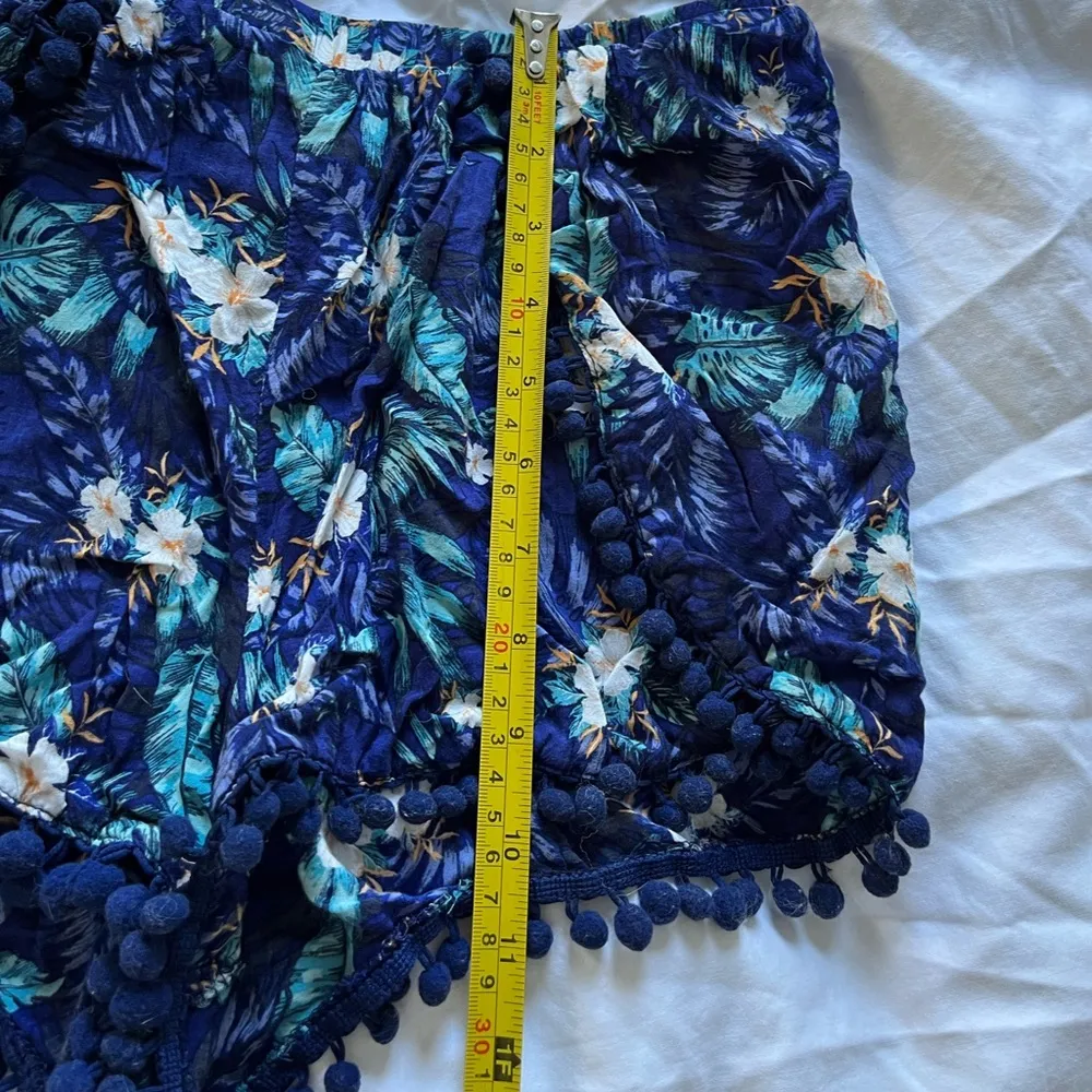 Divided Tropical short shorts - Image 6