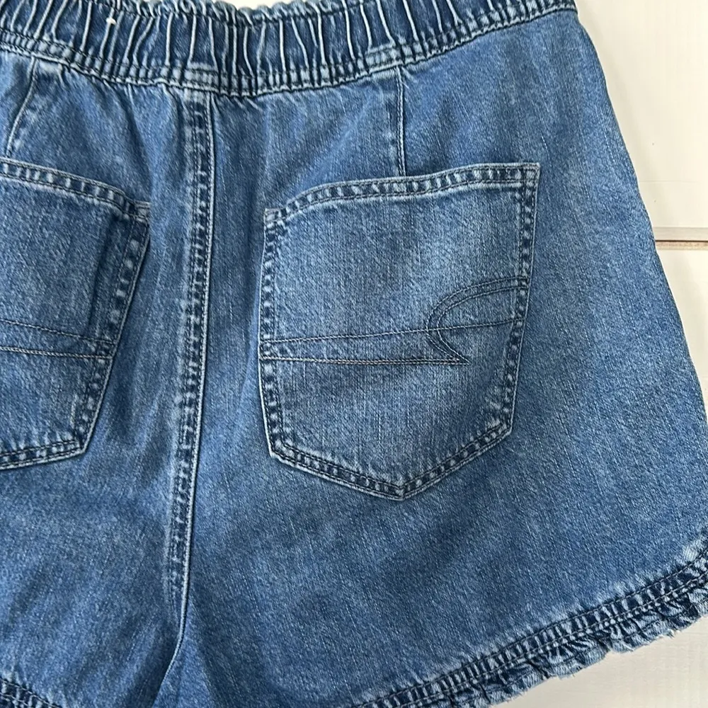 American Eagle High Waisted Ruffle Hem Denim Mom Shorts Size 2 - Image 12