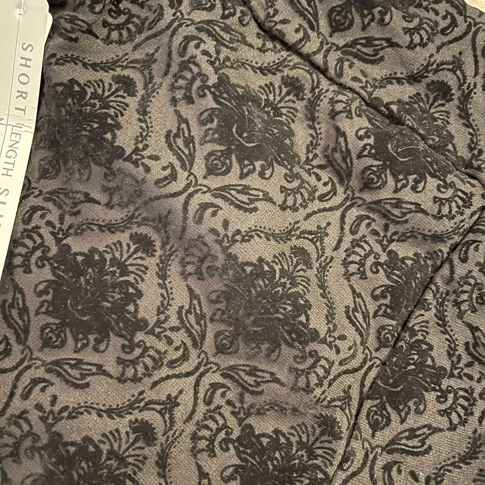 New Directions NWT black velvet burnout pull short length slim leg pants Size 8P - Image 7