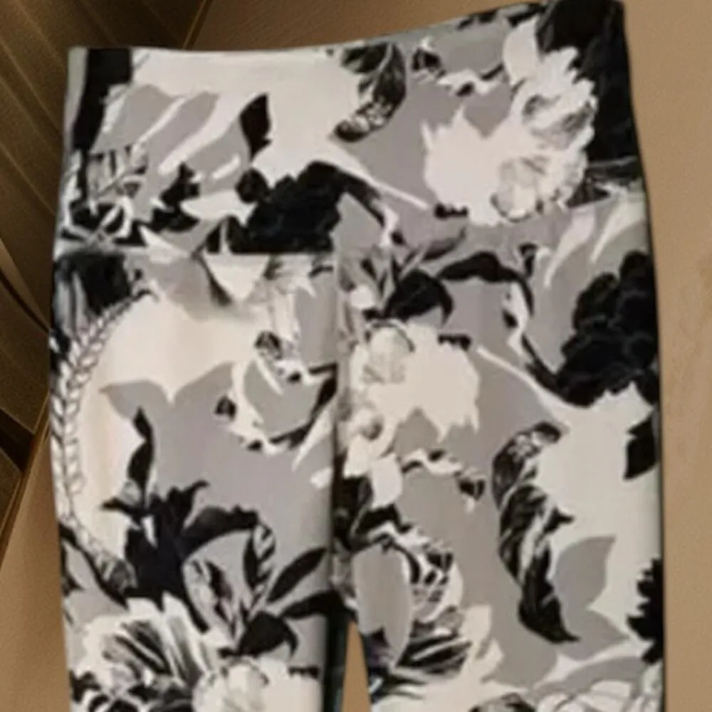 Apana Floral Capri Leggings Size Small - Image 5