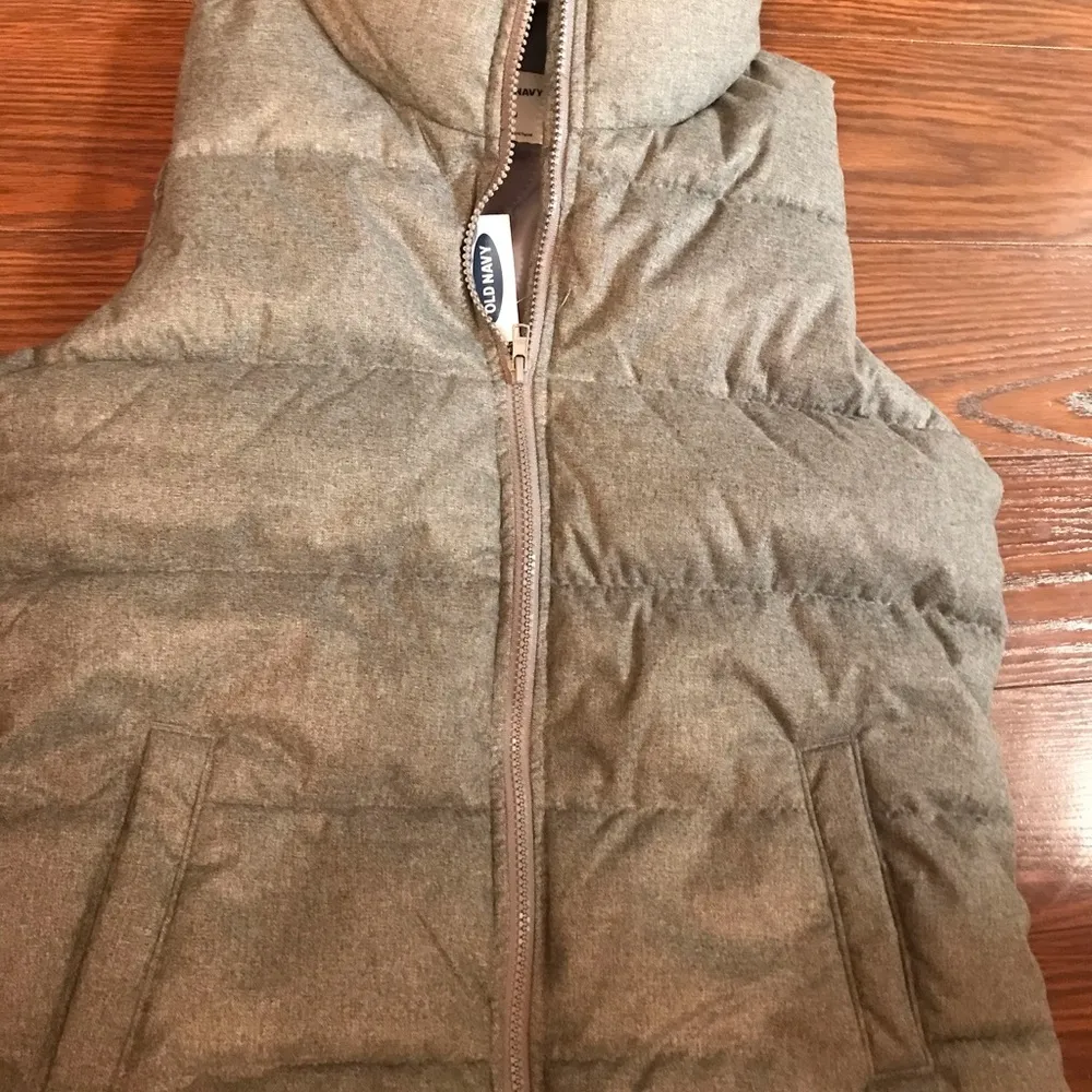 Women’s Old Navy heather Gray puffer vest - Image 3