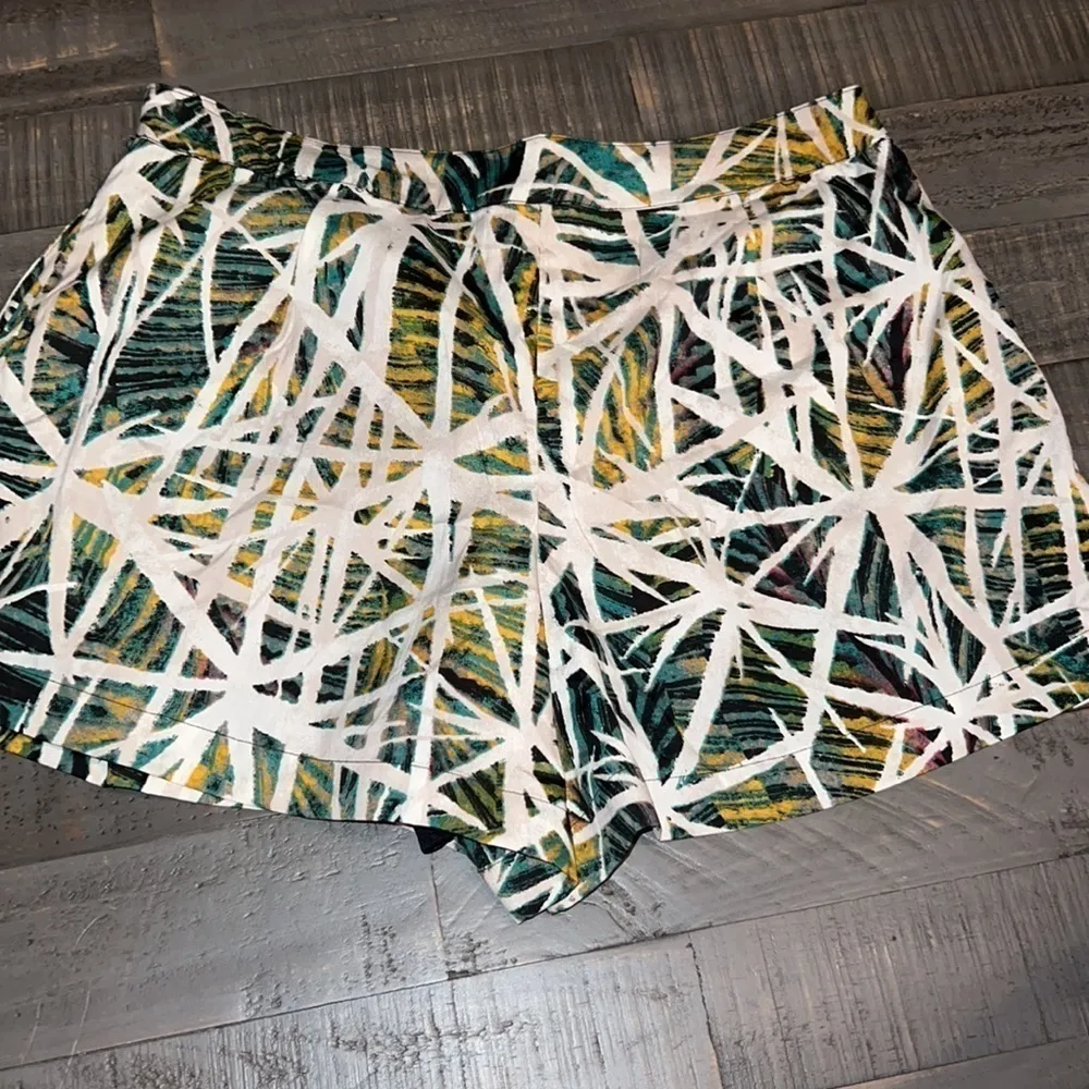 Bar III Women Tropical Print‎ Shorts Medium High Rise Button Fly Size M - Image 3