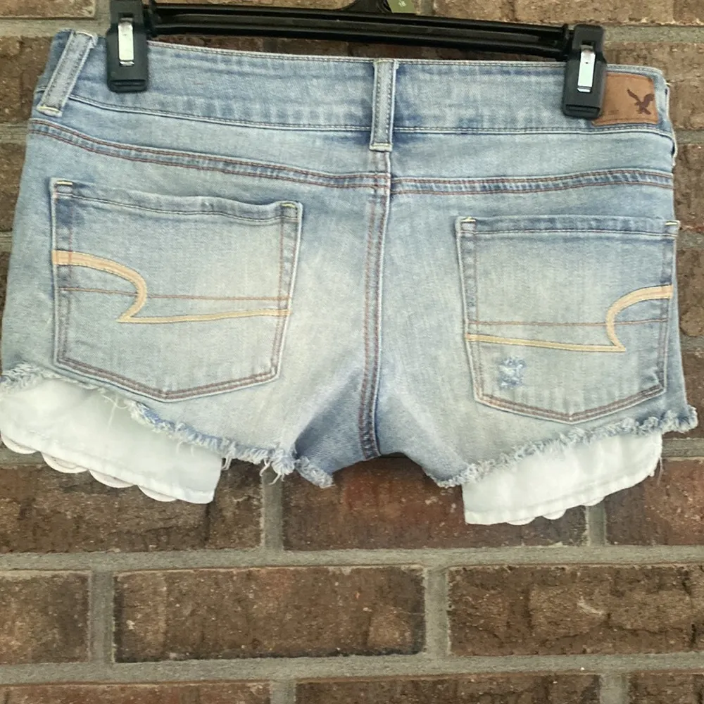 American Eagle Shortie stretch light-washed jeans shorts size 4 - Image 2