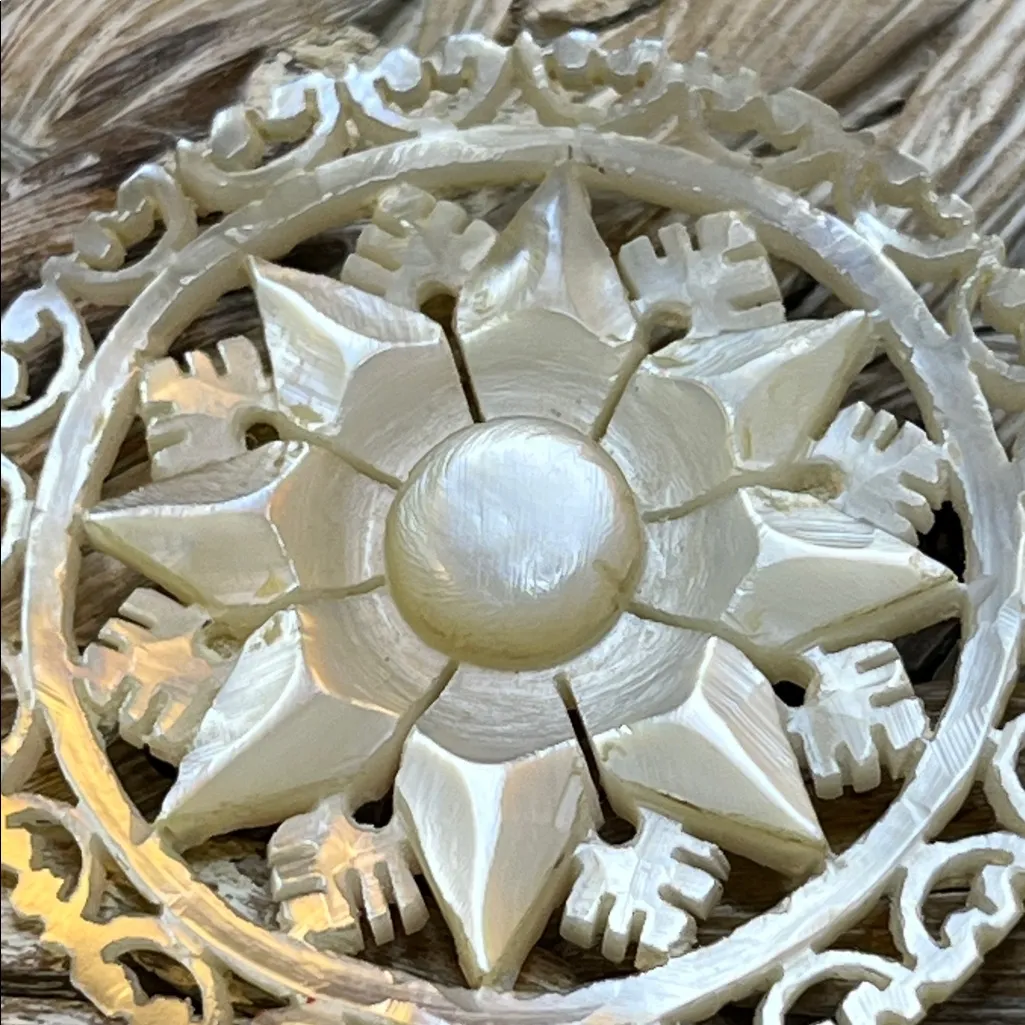 Star of Bethlehem Mother of Pearl Brooch - Image 2