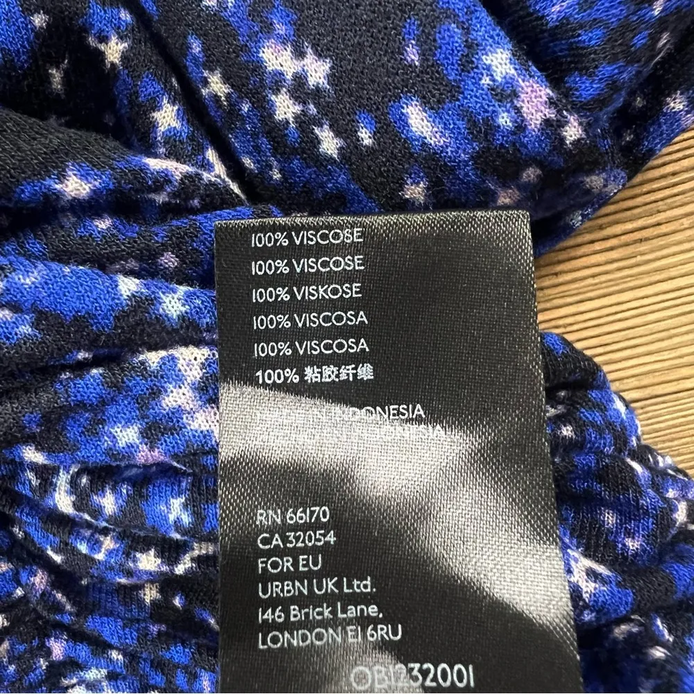 NWT UO Juliana Crepe Cutout Cropped Top - Image 8