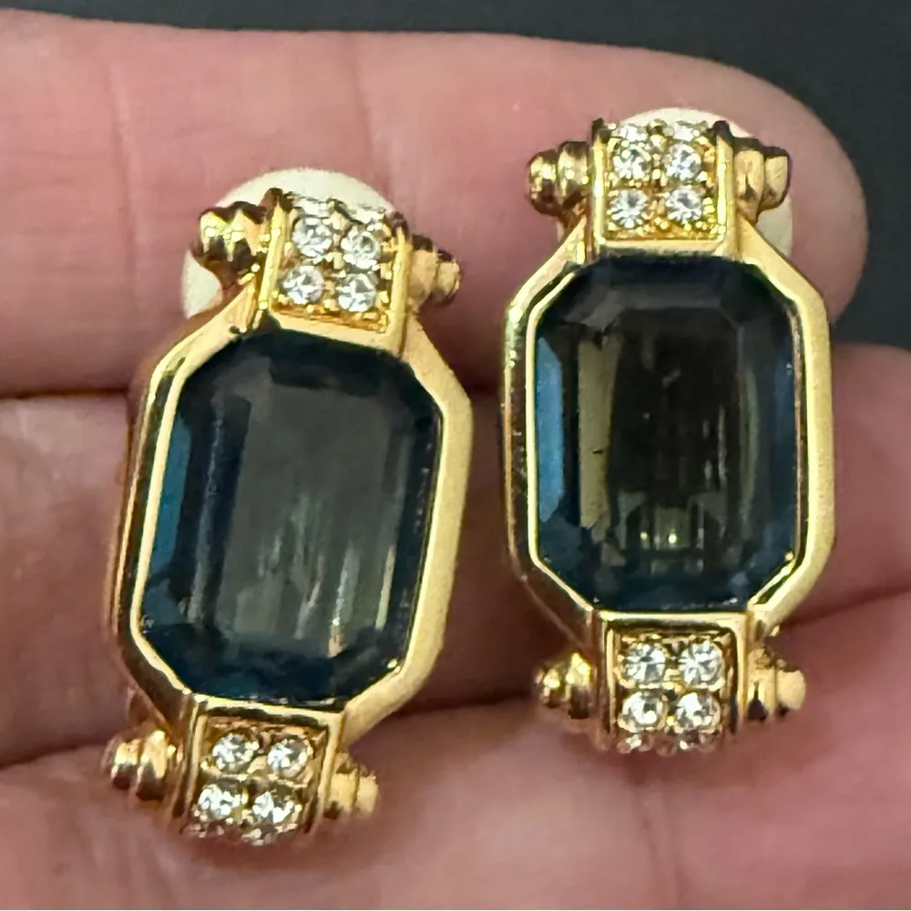 Vintage Unsigned Gold Tone Deep Teal Blue Emerald Cut Rhinestone Clip Earrings - Image 12