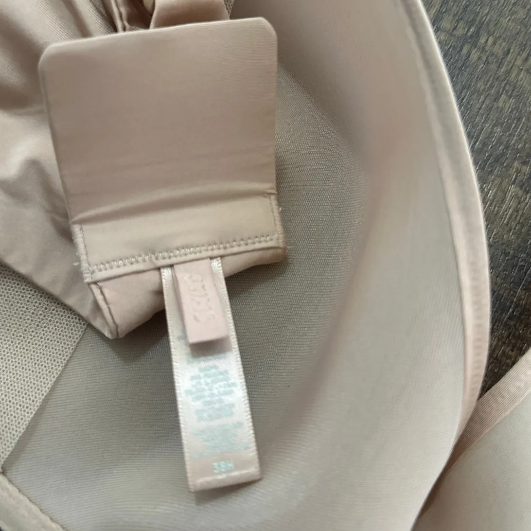 Skims Nude Underwire Bra Size 38H - Image 5