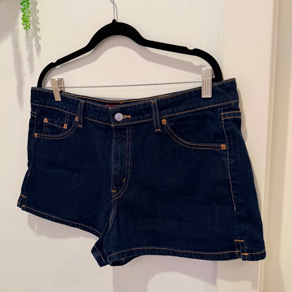 Levi's Superlow Stretch Women's Dark Wash Denim Shorts Size 15 JR 2" Inseam - Image 4
