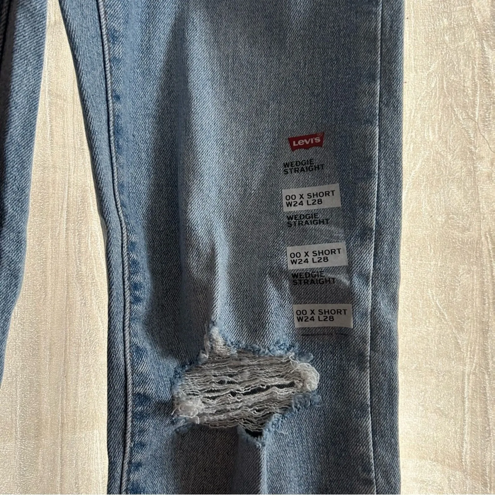 Levi's Wedgie Straight Jeans Distressed Knee Rips Light‎ Wash NWT Size 00 Short - Image 5