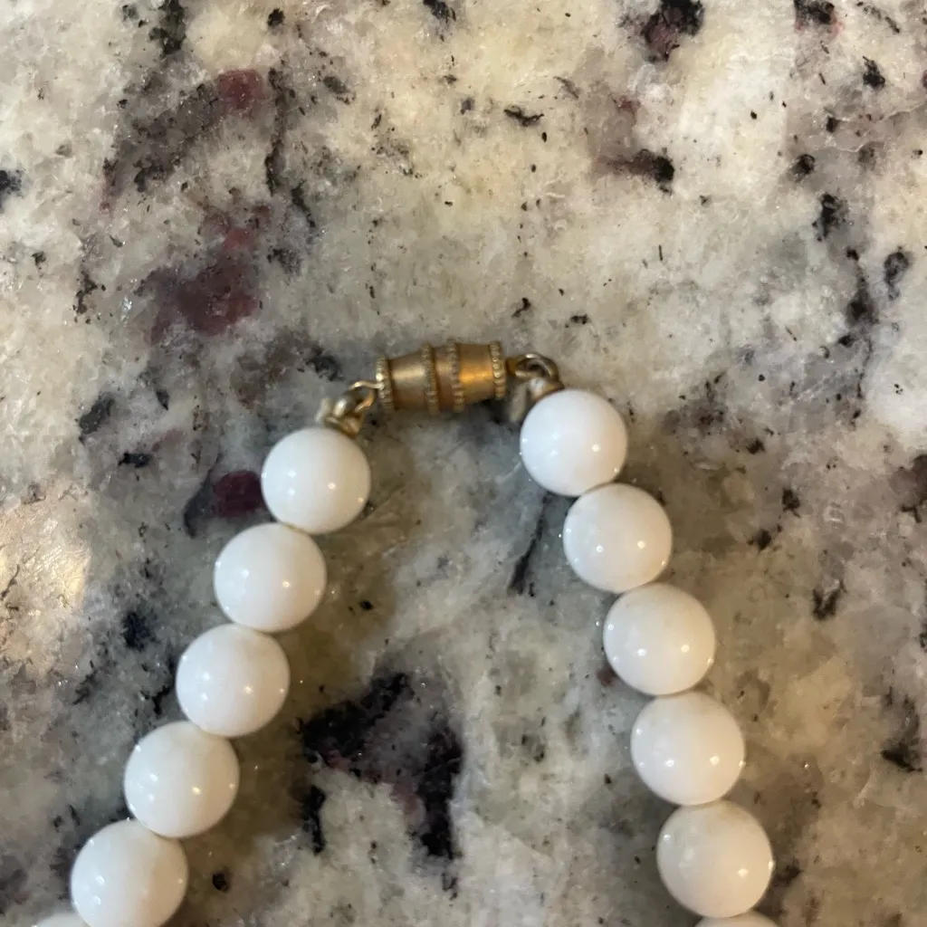 Vintage 1960s Lucite Floral Bead Necklace 24.4’’ White - Image 4