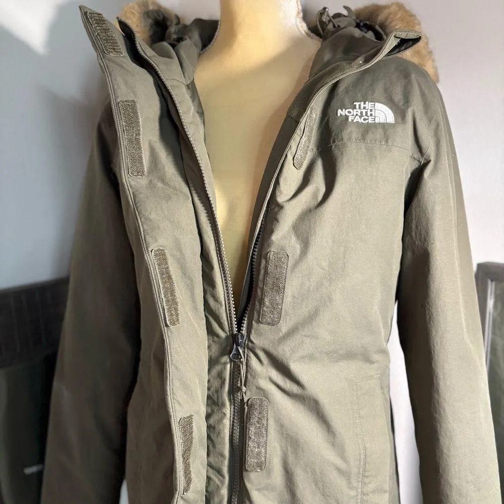 The North Face woman’s Arctic down Parka size small - Image 6