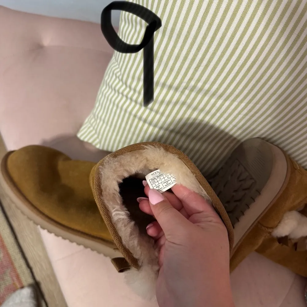 Kookaburra UGG boots midi with bows size US 9- new condition - Image 4