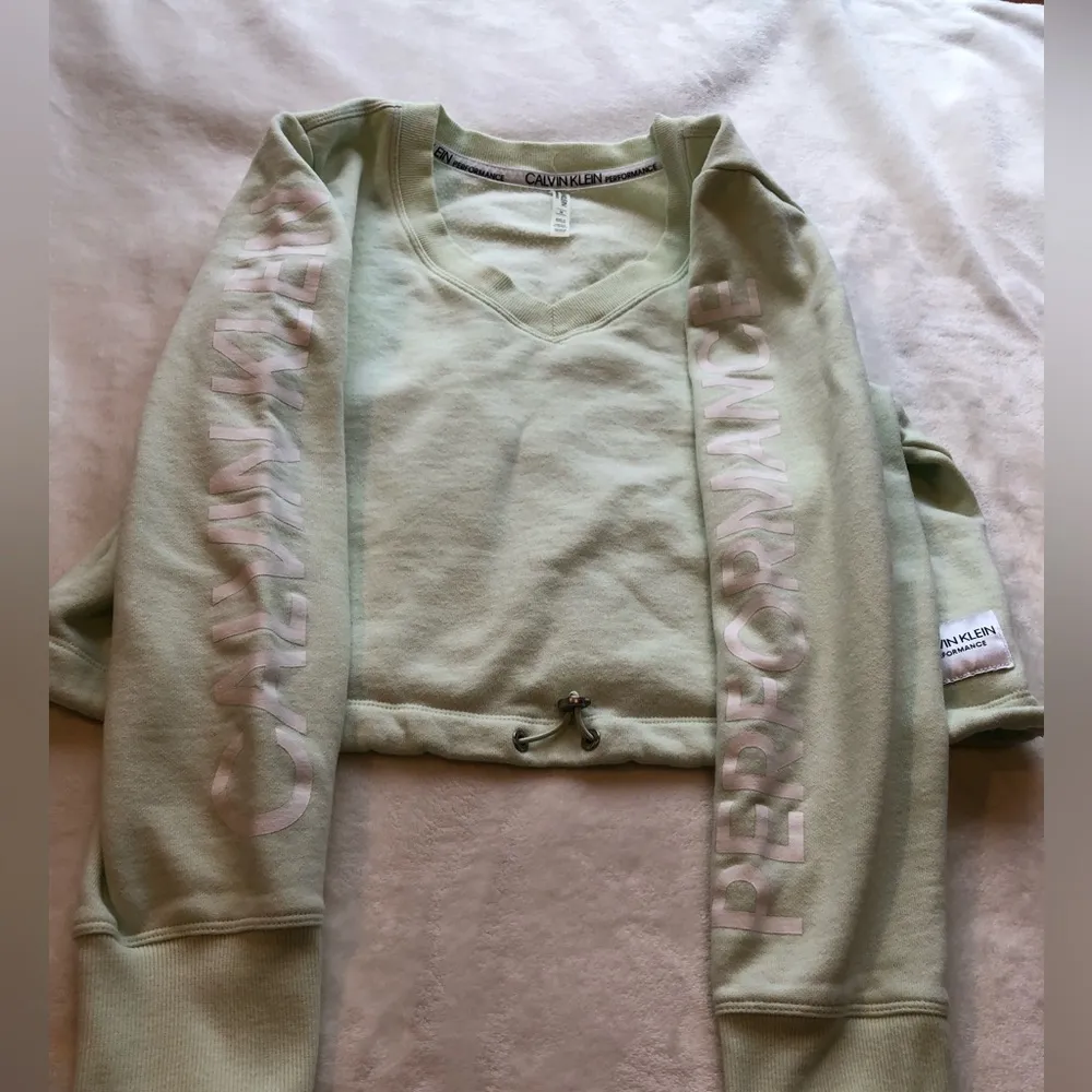 Calvin Klein performance women crop sweatshirt, size medium - Image 7
