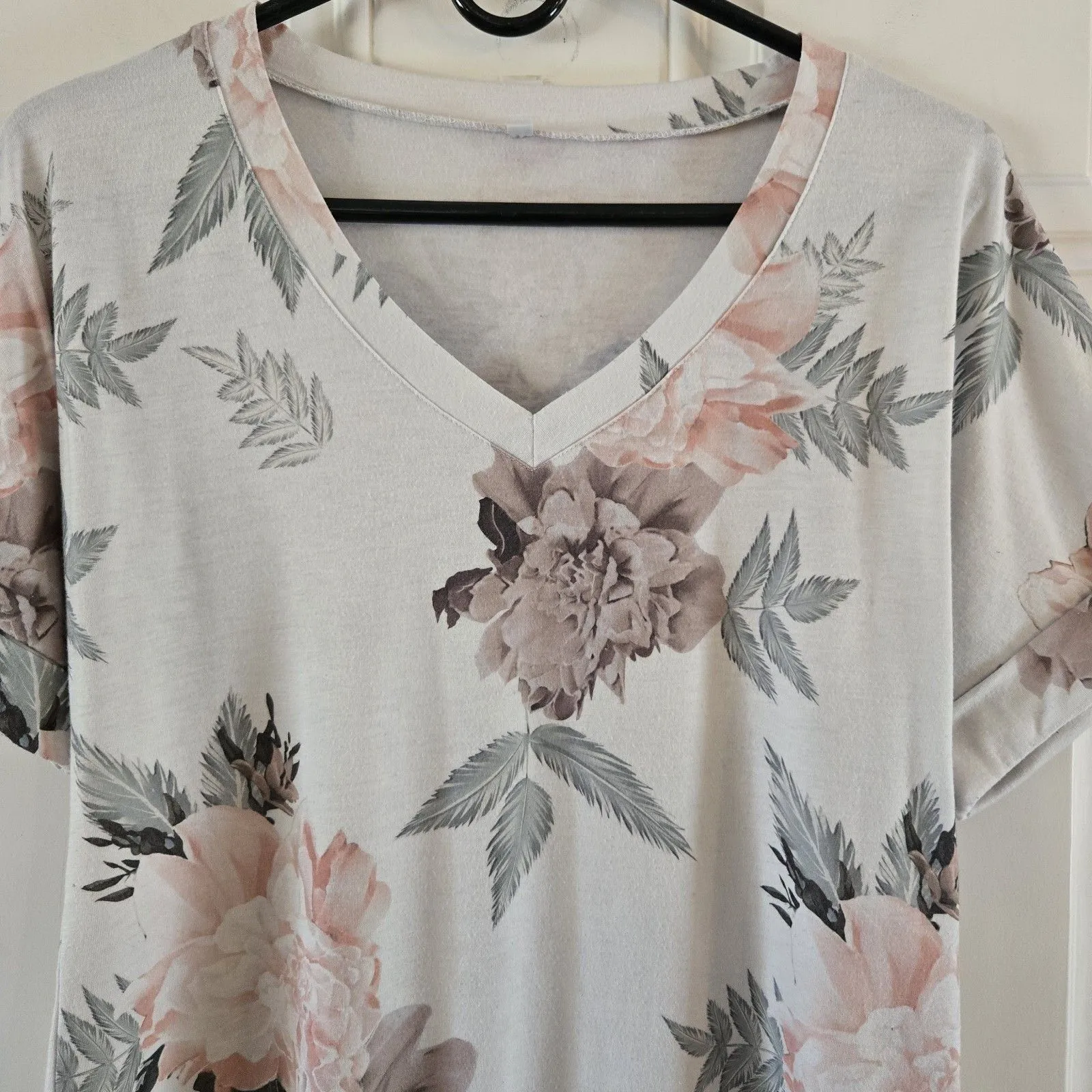 Women's Size Small Oversized Ivory Pink Floral V - Image 3