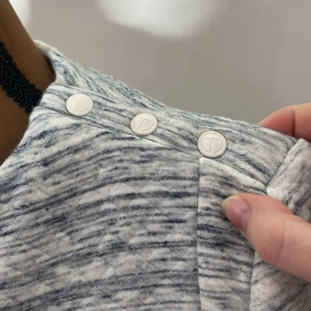 T by Talbots Heather grey quilted Mockneck button shoulder sweatshirt size M - Image 6