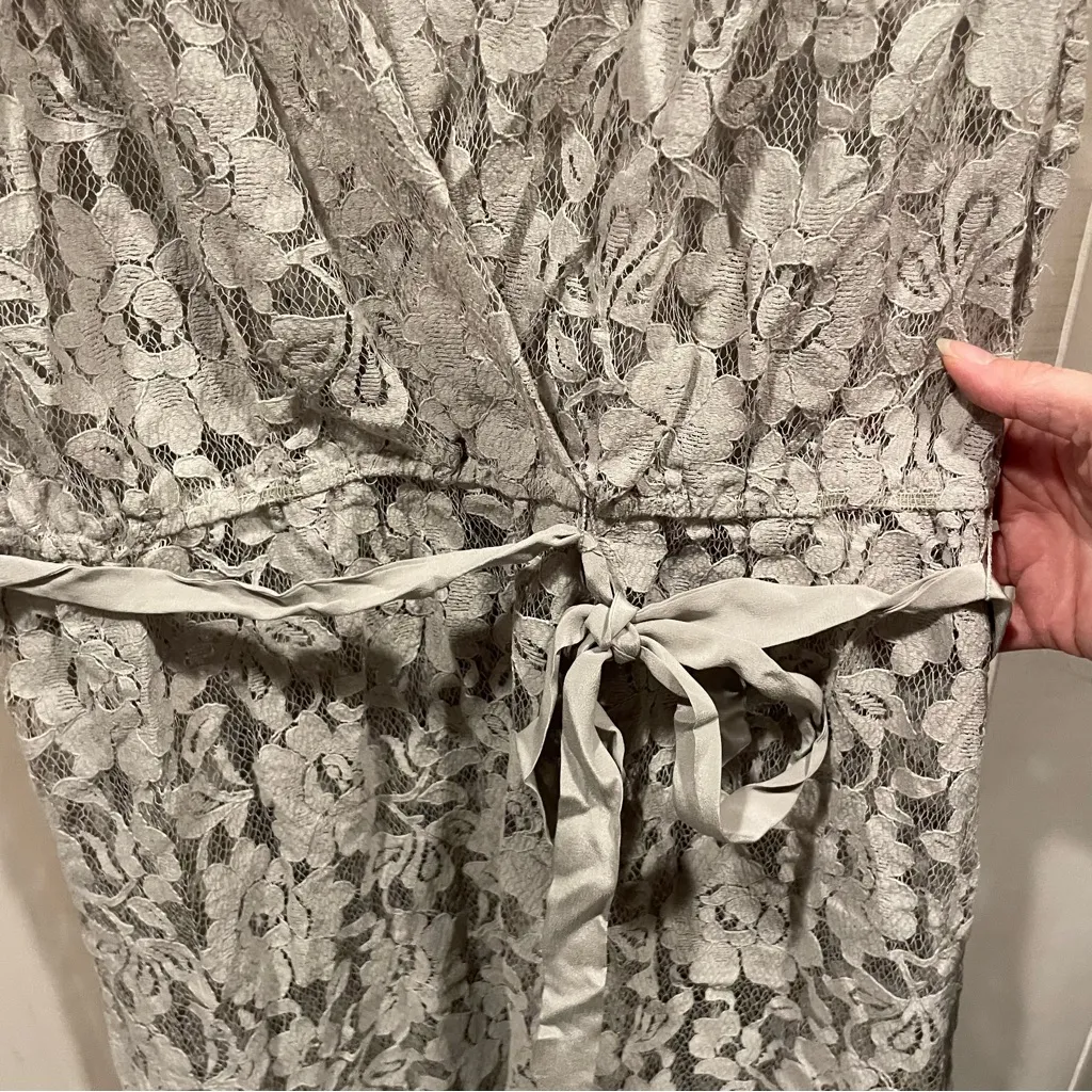 Cute gray floral lace Beyond Vintage Maternity faux wrap mini dress Size undefined - Image 8